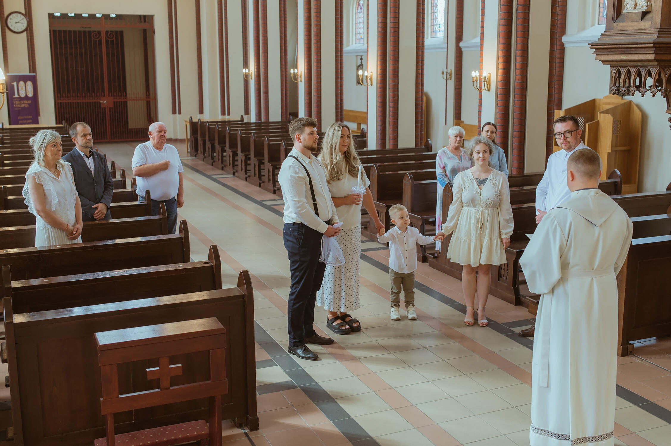Krikštynų ceremonijos fotografavimas Sasnavos Švč. Mergelės Marijos Vardo bažnyčioje