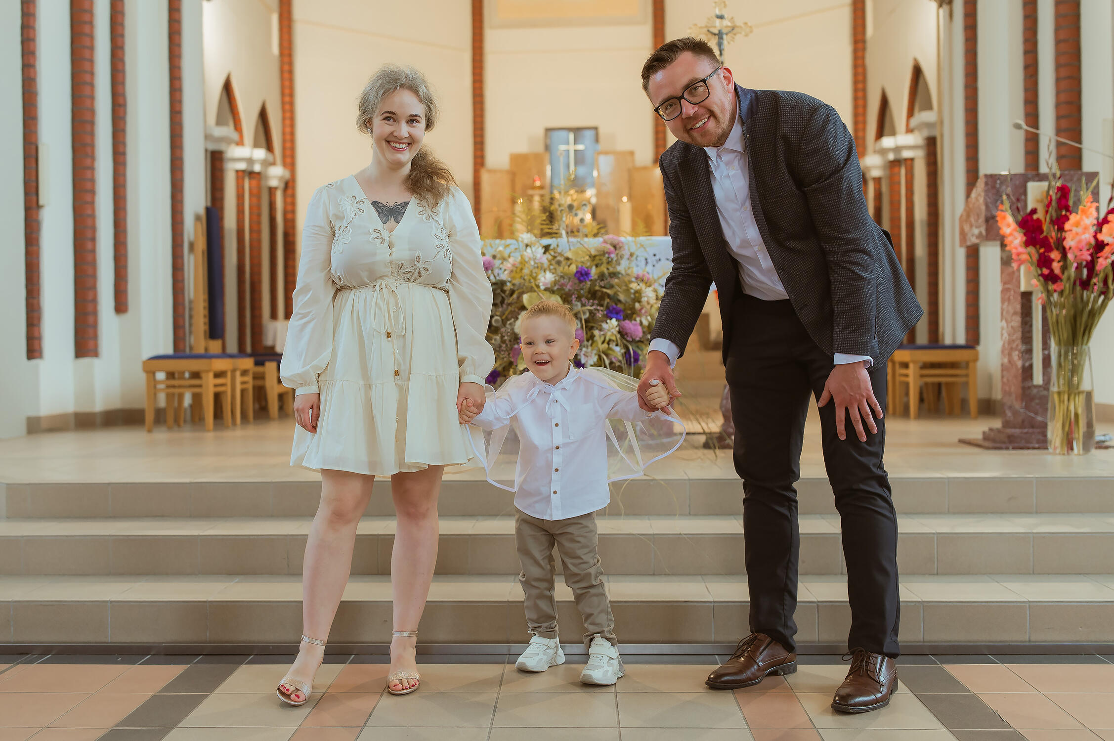 Tėvų ir vaiko fotografavimas po krikštynų ceremonijos