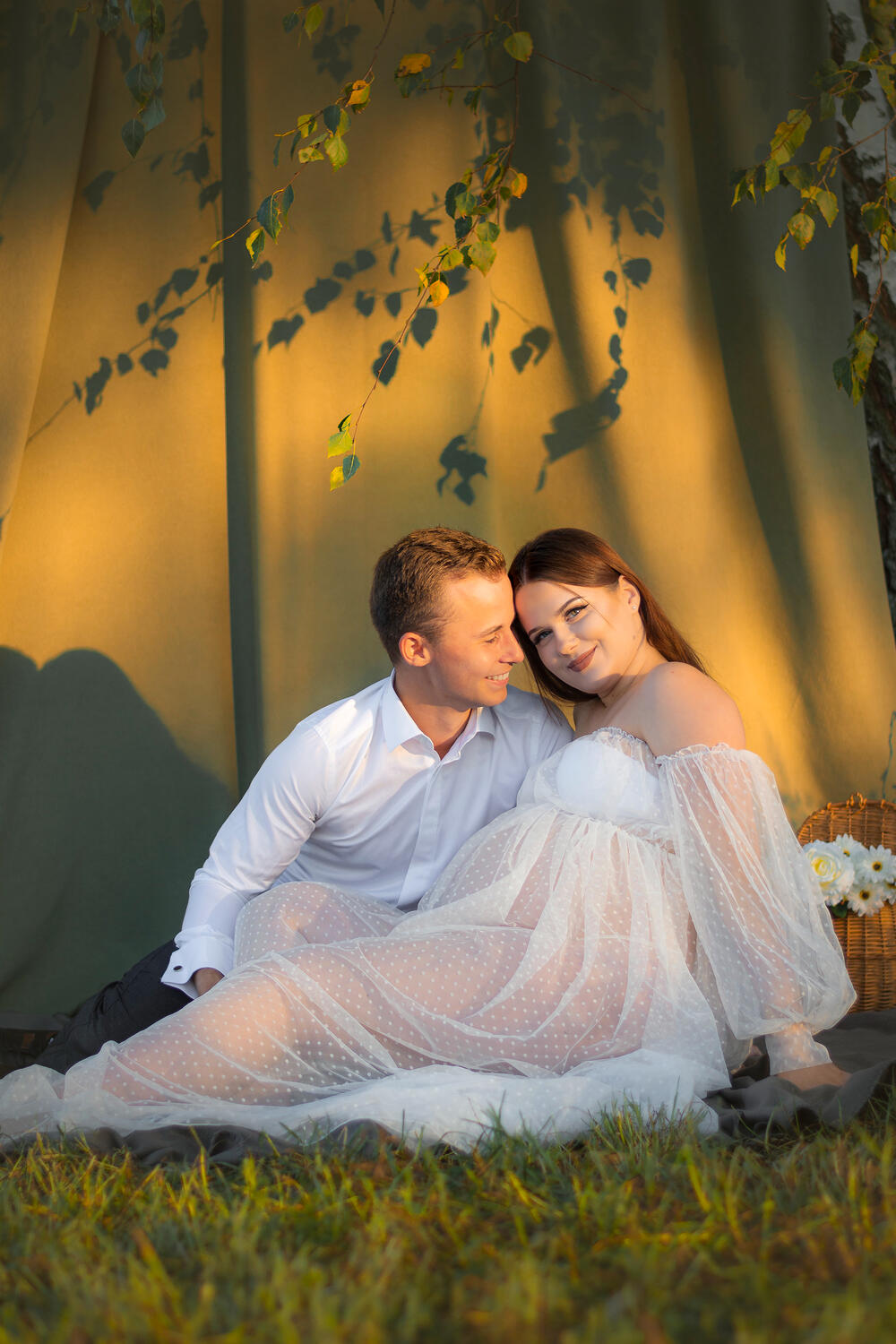 Besilaukianti moteris pozuoja su vyru