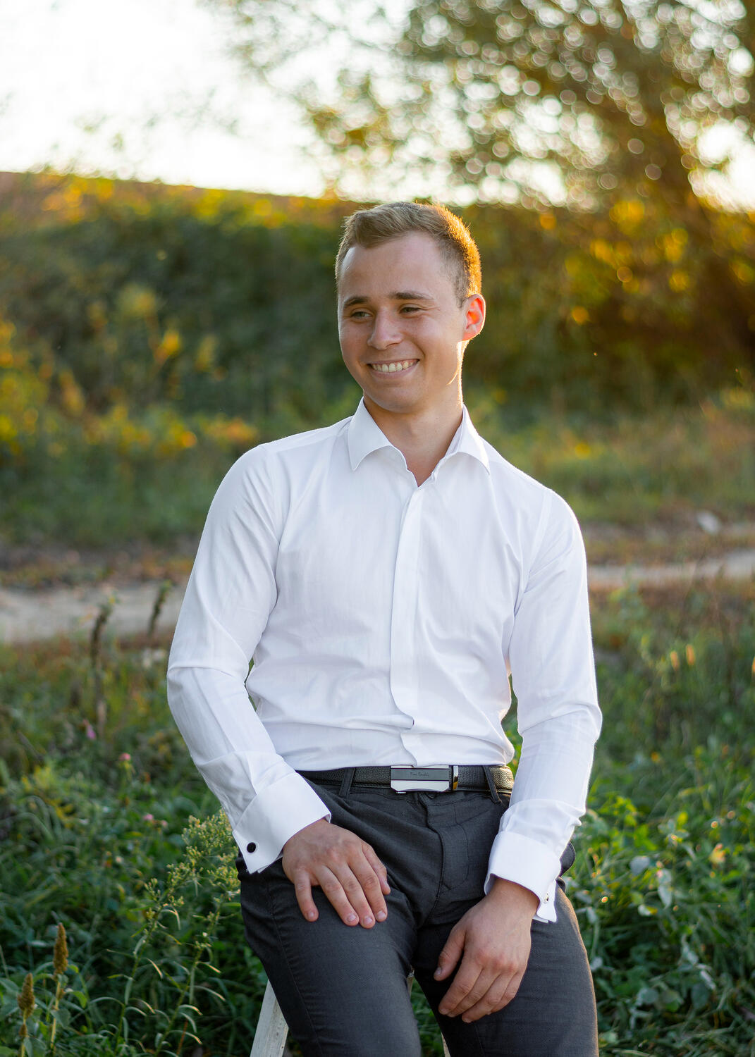 Fotosesija gamtoje, laimingo vyro portretas