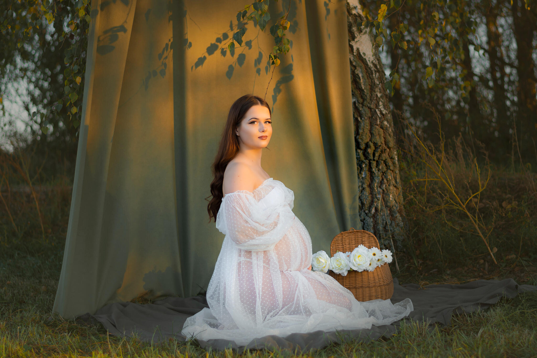 Fotosesija gamtoje, nėščioji žvelgia į kamerą