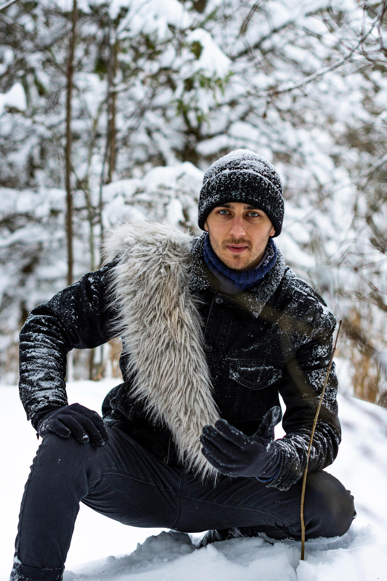 Untitled Žiema - vaikino fotosesija miške - drabužiai padengti puriu sniegu