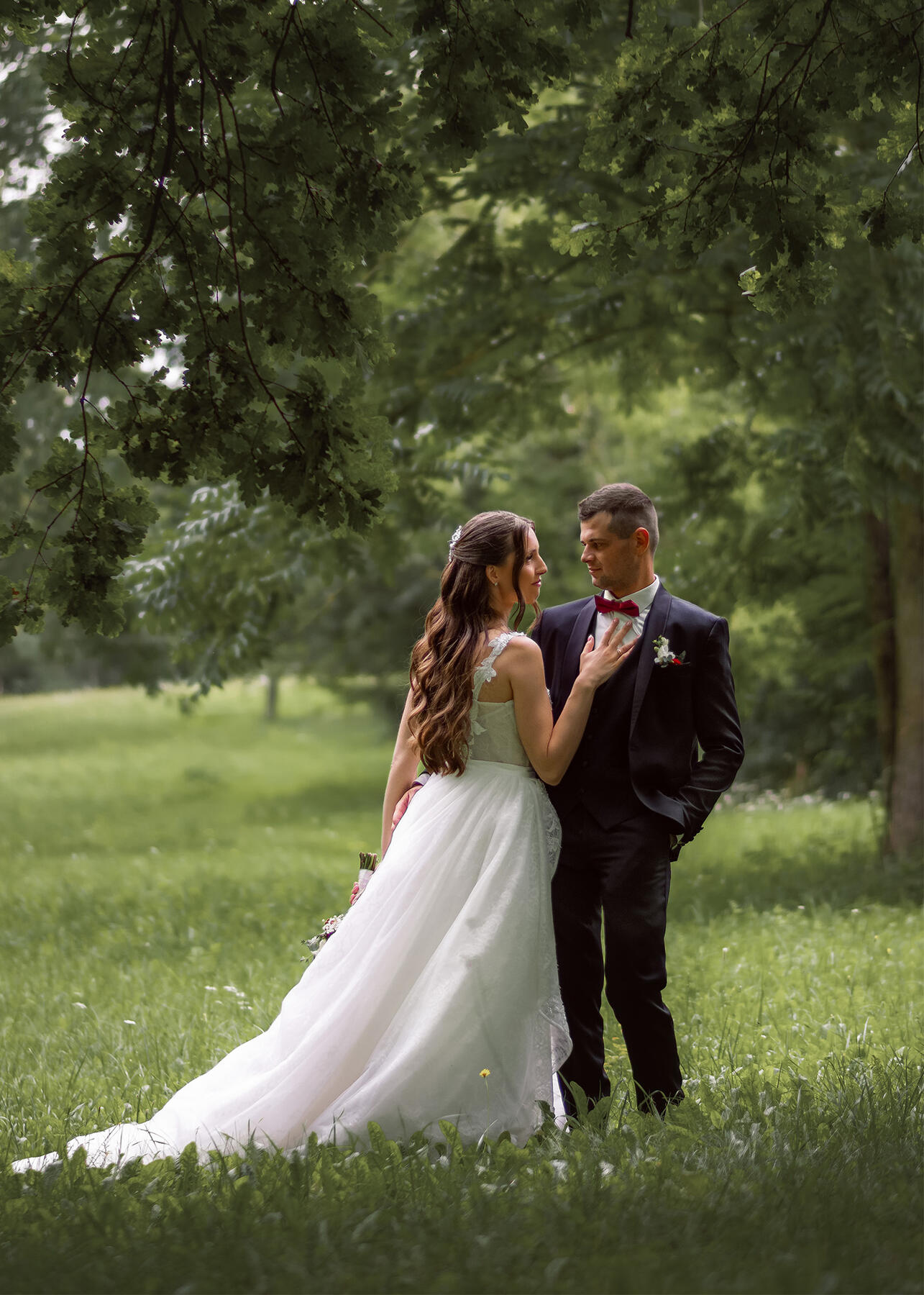 Vestuvių ceremoniją, jaunąją prie altoriaus už parankės veda tėvas. Jaunoji jaudinasi, žiūri į žemę