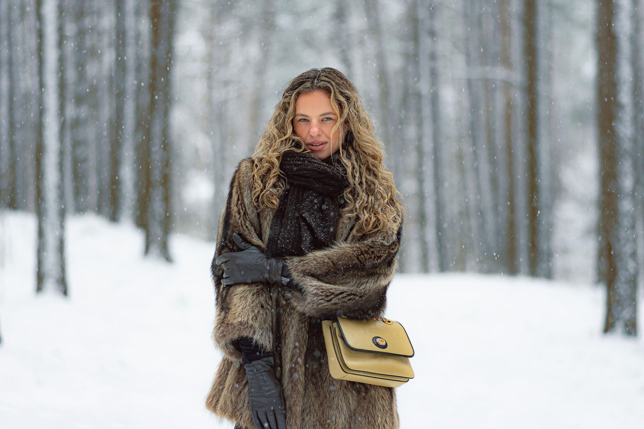 Asmeninė fotosesija, garbanota moteris ir jos portretas, krenta sniegas ir puošia jos plaukus