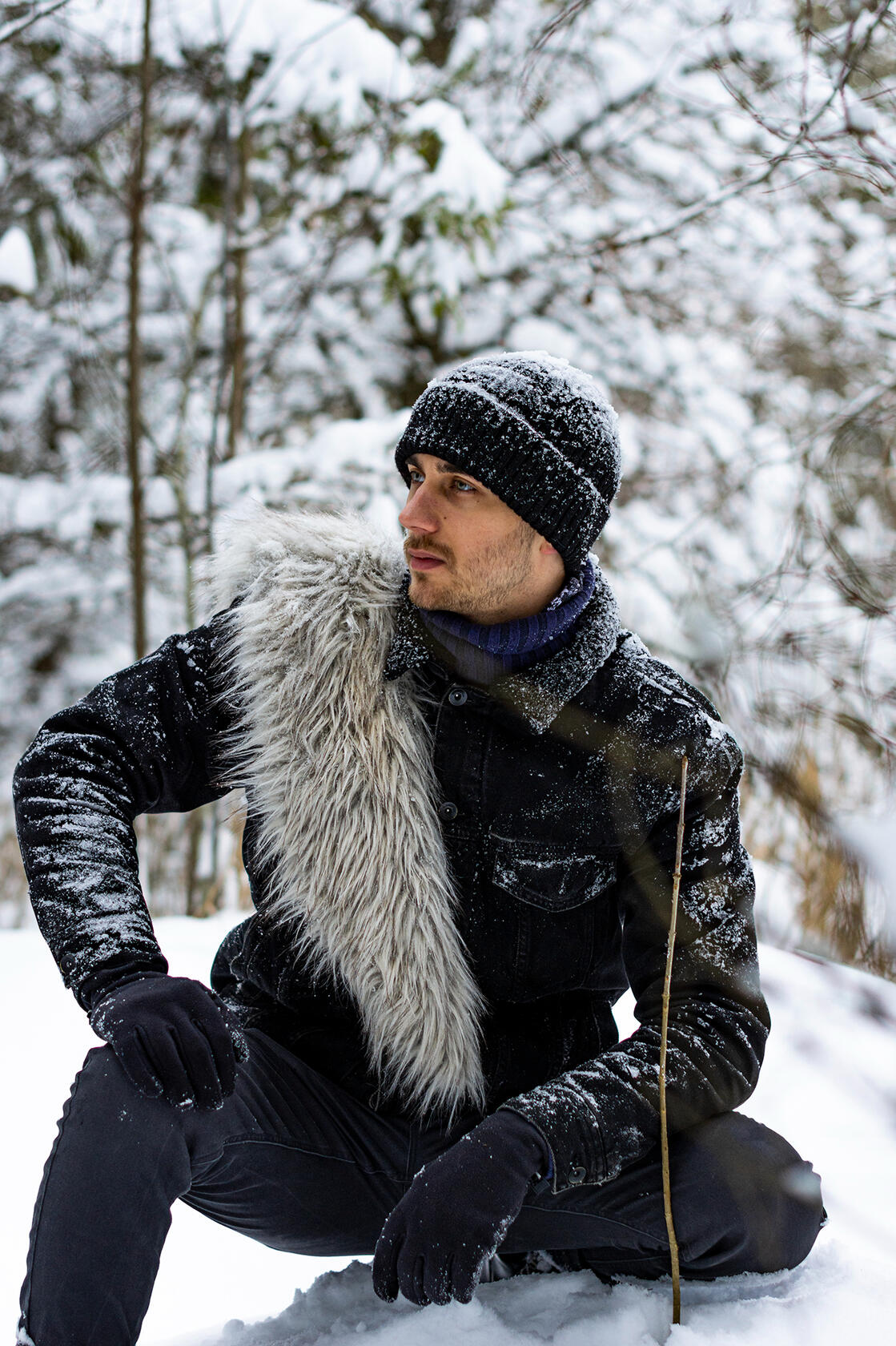 Žiema - vaikino fotosesija miške - drabužiai padengti puriu sniegu, žvilgsnis į šoną