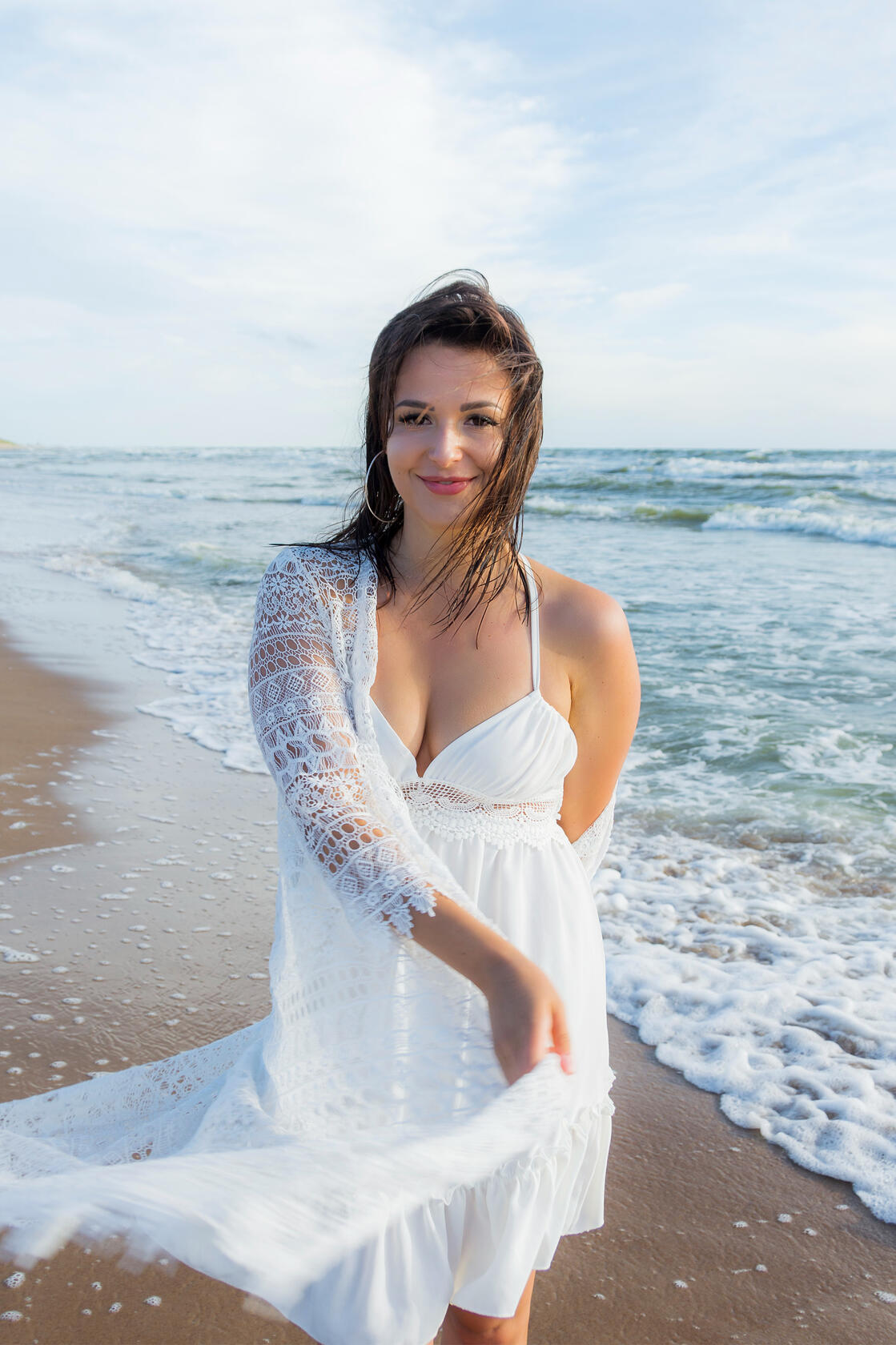 Žaisminga mergina prie jūros - asmeninė fotosesija
