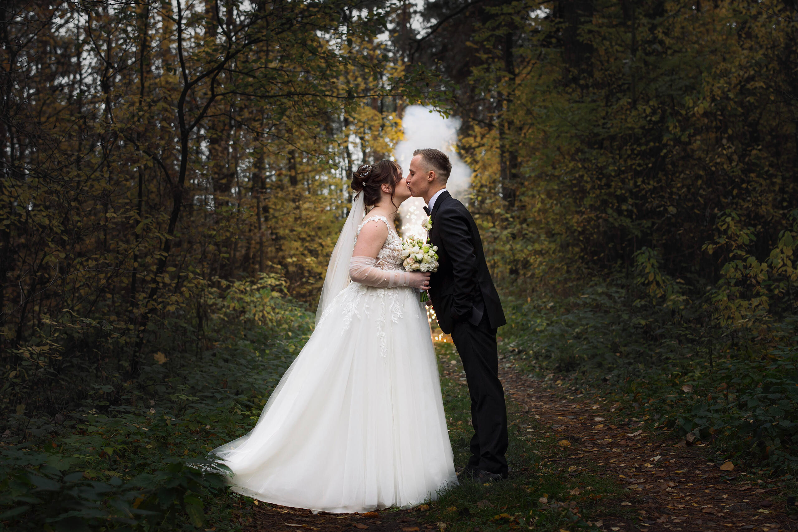 Bendro plano jaunųjų fotografija gamtoje, jaunųjų bučinys