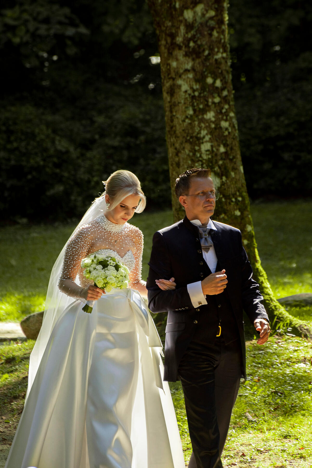 Untitled Vestuvių ceremoniją, jaunąją prie altoriaus už parankės veda tėvas. Jaunoji jaudinasi, žiūri į žemę