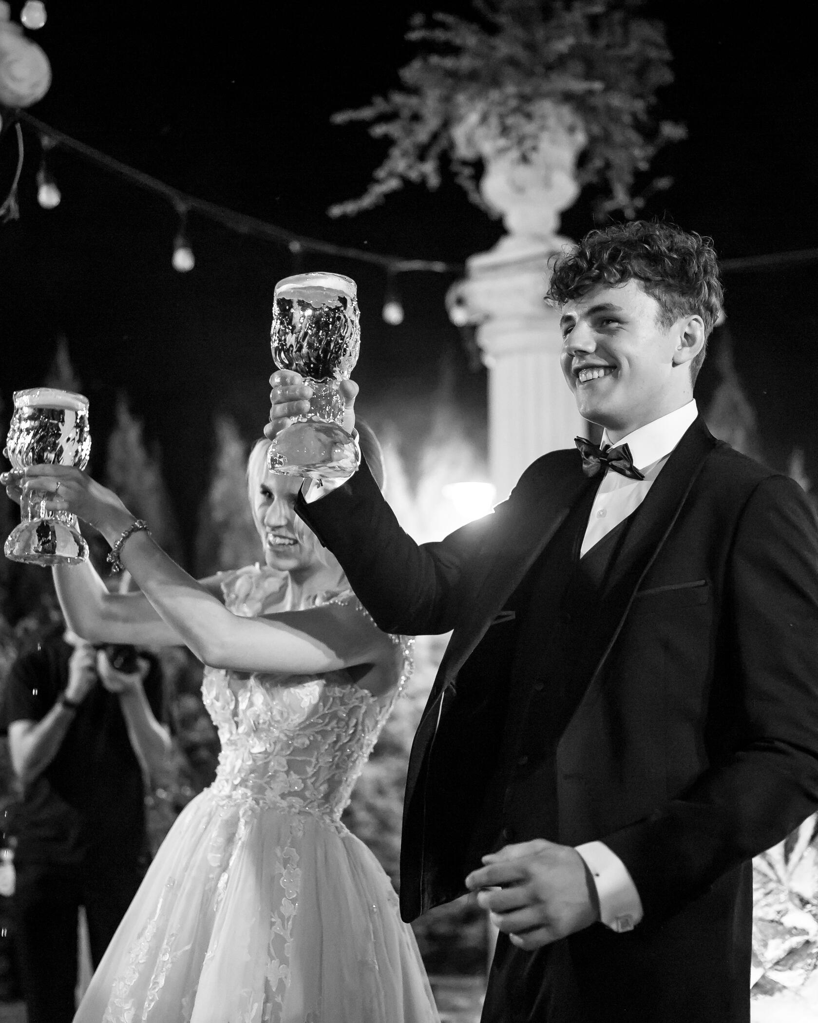 Untitled Jaunoji ir jaunasis kelia taurę iš ledo, pripildytą šampanu