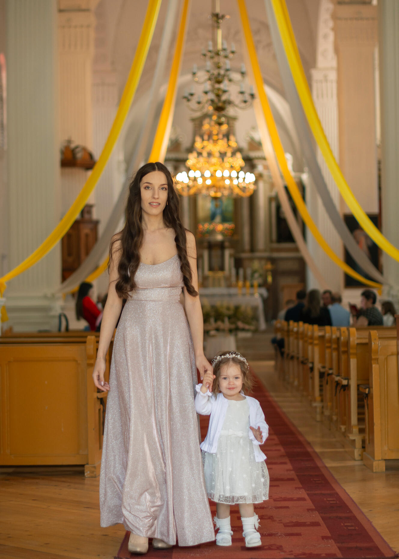 Untitled Krikštynų ceremonijos fotografija bažnyčios fone