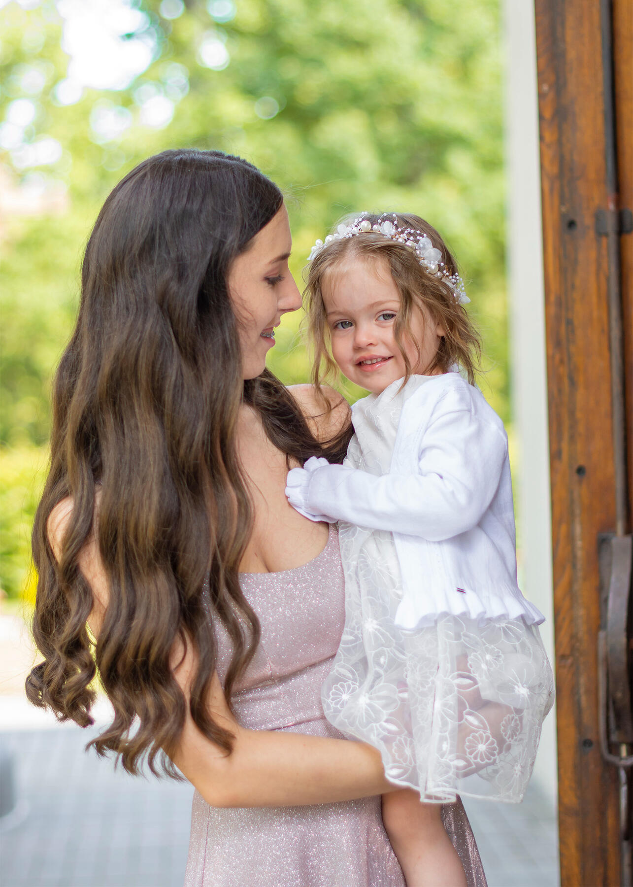 mergaitė su krikšto drabužėliais, krikštynų fotosesija