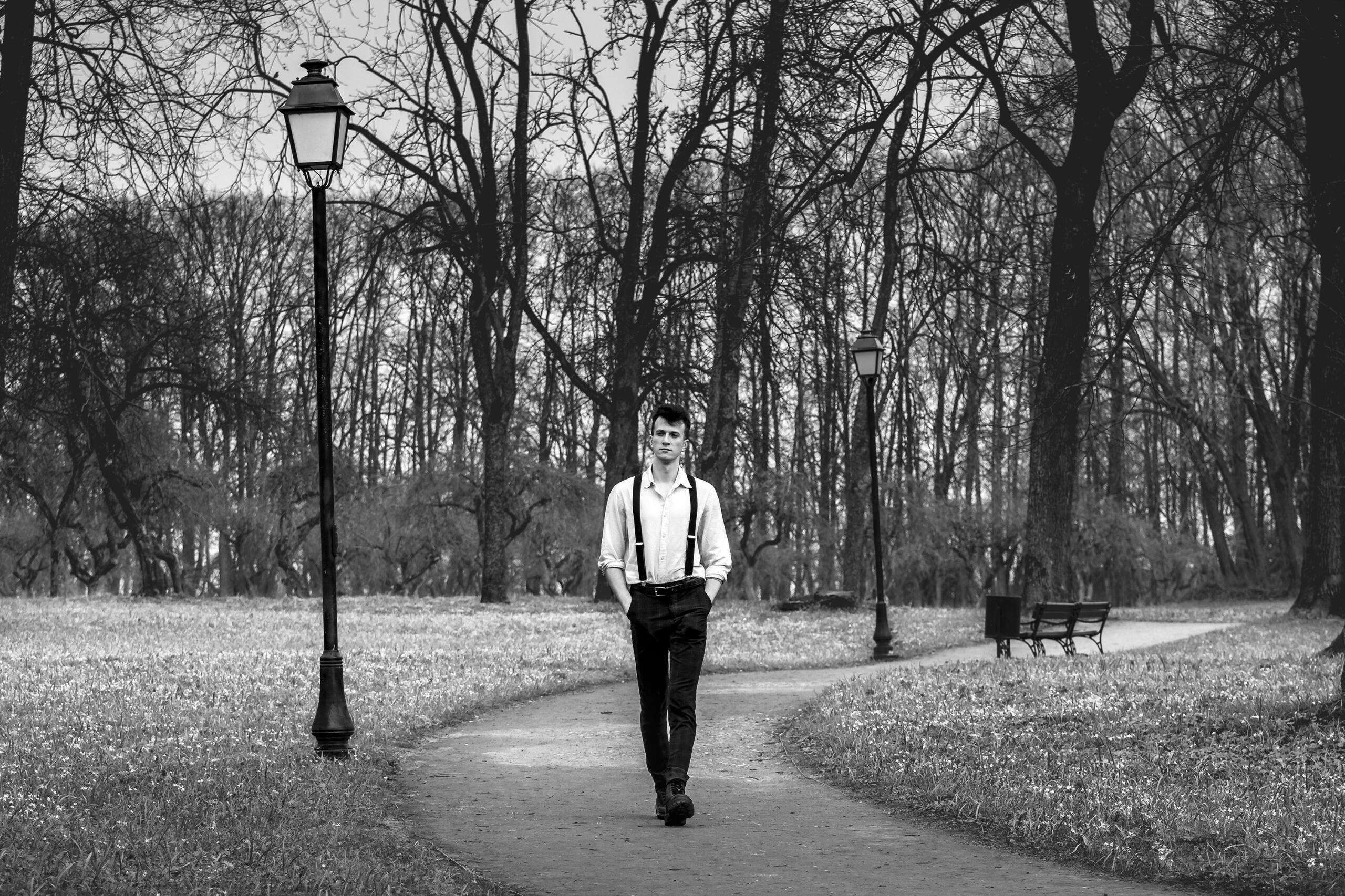 Untitled Vyro asmeninė fotosesija. Bendro plano kadras, vaikinas eina taku