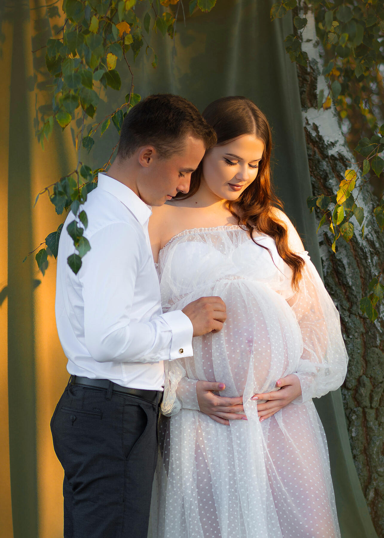Untitled Poros nėštumo fotosesija gamtoje, pozuoja tarp žaliuojančių beržo šakų, partneris glosto pilvuką