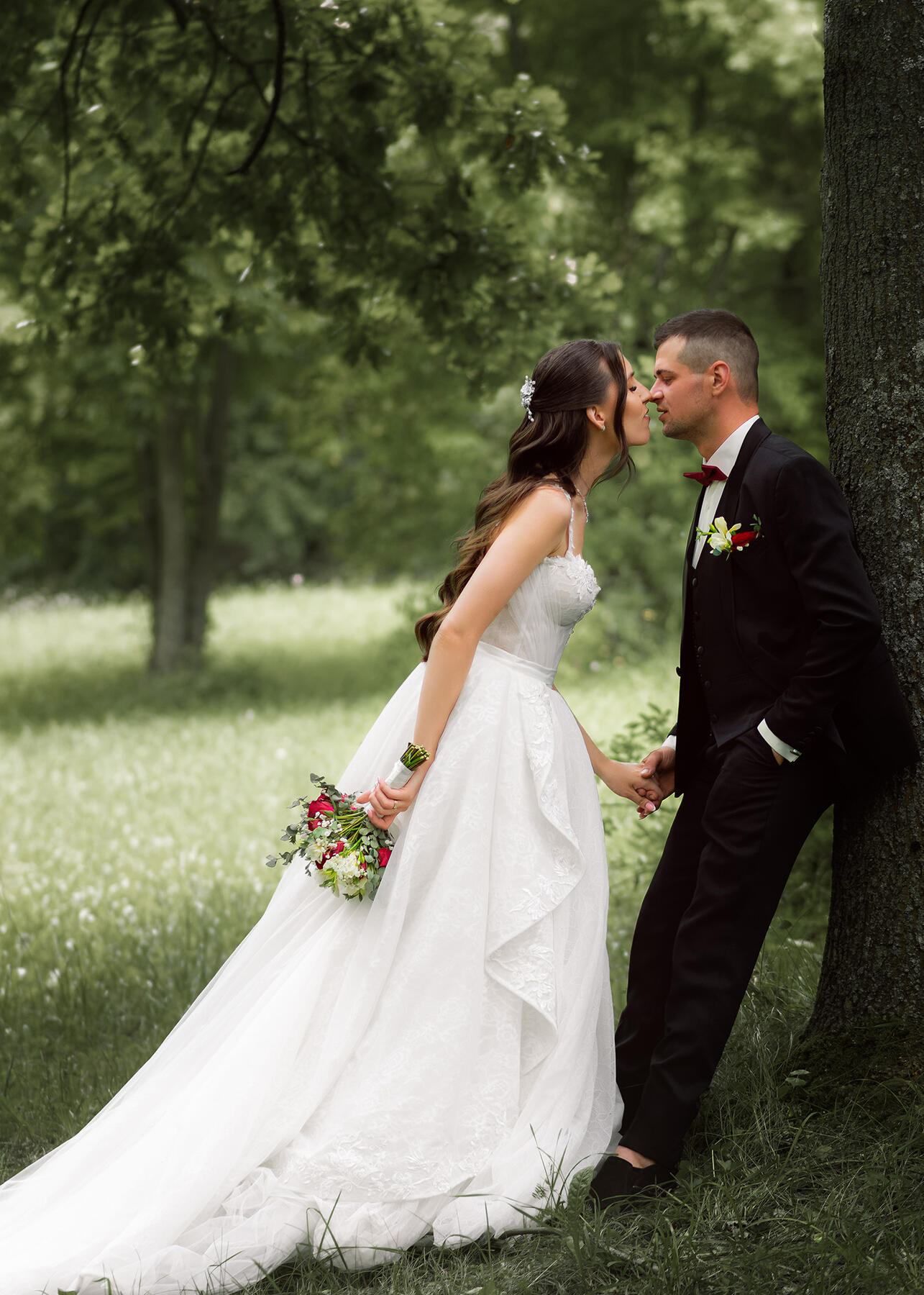 Vestuvių ceremoniją, jaunąją prie altoriaus už parankės veda tėvas. Jaunoji jaudinasi, žiūri į žemę