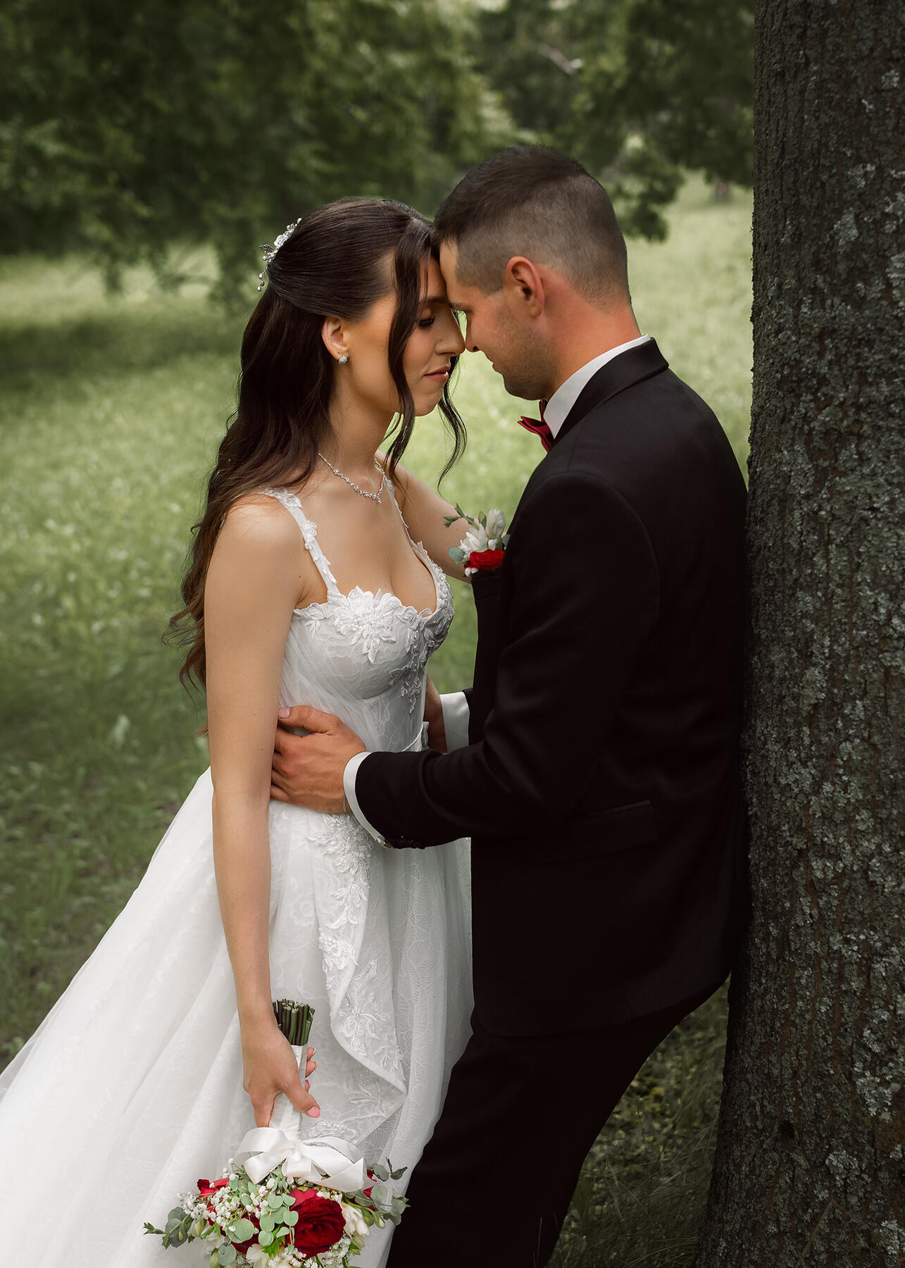 Untitled Vestuvių ceremoniją, jaunąją prie altoriaus už parankės veda tėvas, eina per tiltelį, bendras planas