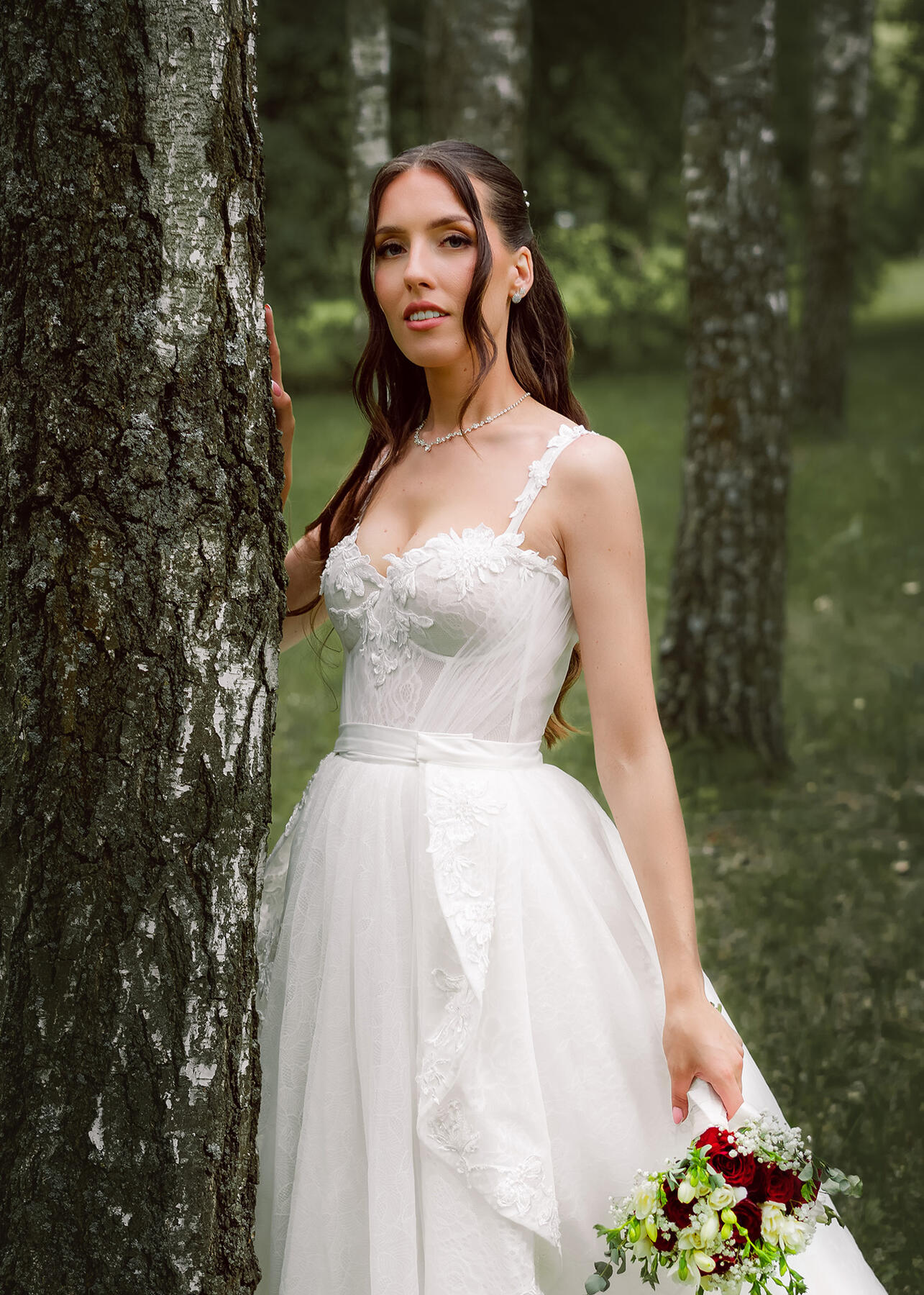 Vestuvių ceremoniją, jaunąją prie altoriaus už parankės veda tėvas. Jaunoji jaudinasi, žiūri į žemę