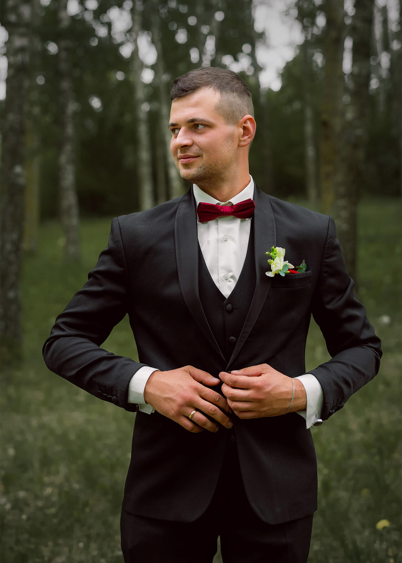 Vestuvių ceremoniją, jaunąją prie altoriaus už parankės veda tėvas, eina per tiltelį, bendras planas