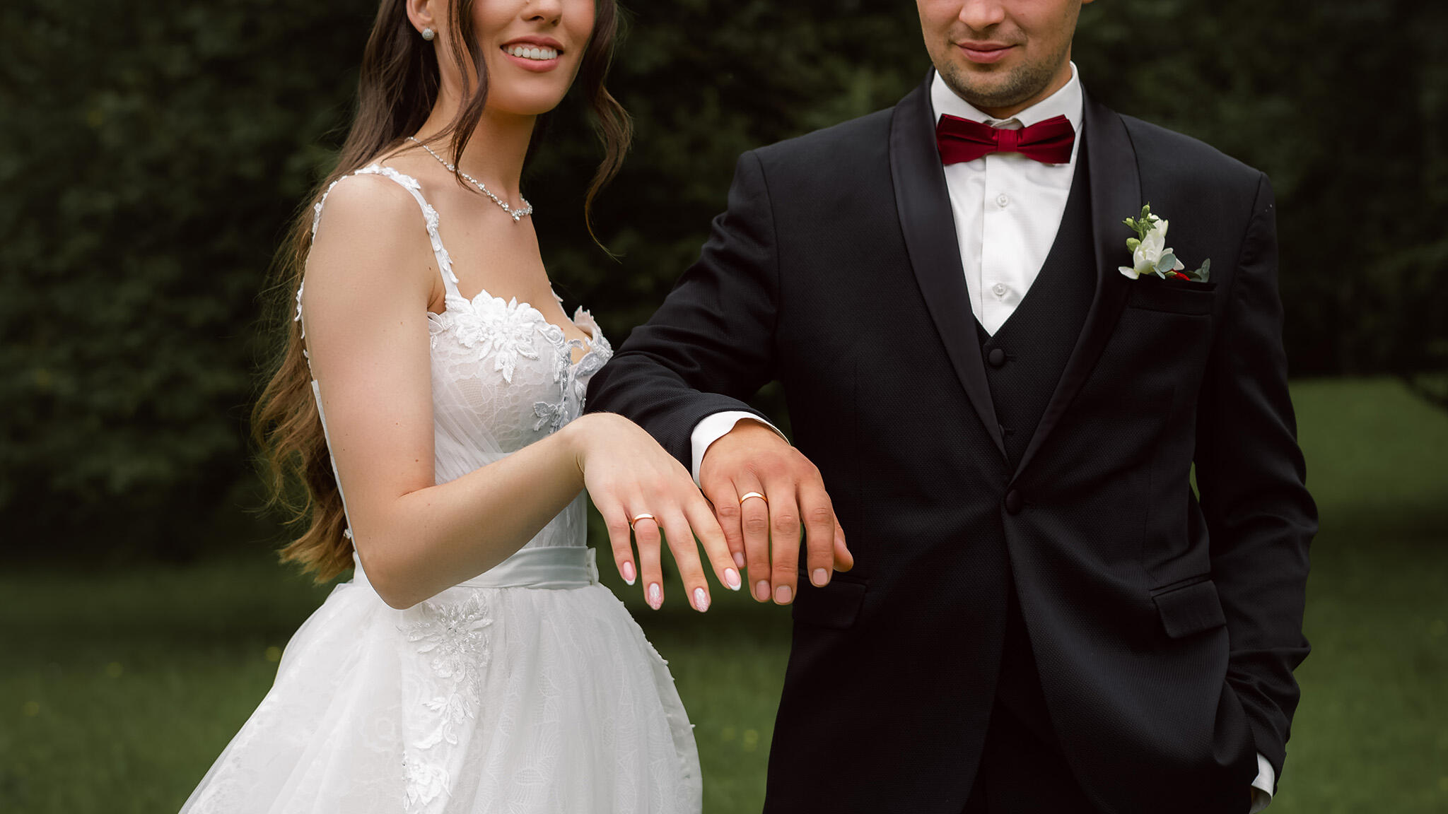 Vestuvių ceremoniją, jaunąją prie altoriaus už parankės veda tėvas. Jaunoji jaudinasi, žiūri į žemę