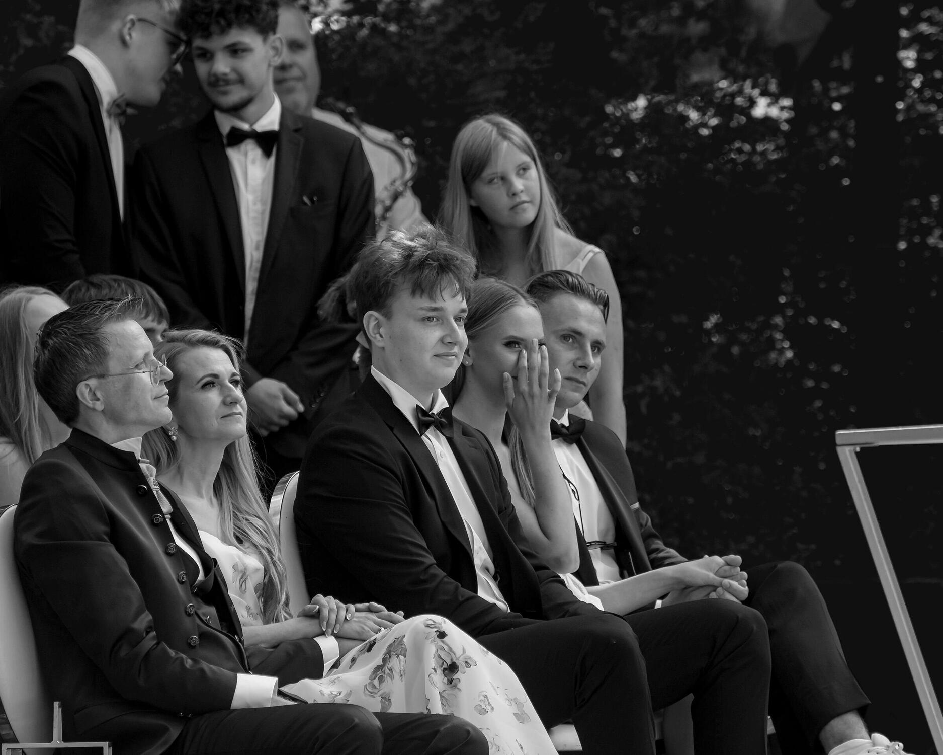 Vestuvių svečiai braukia ašaras, reportažinė fotografija