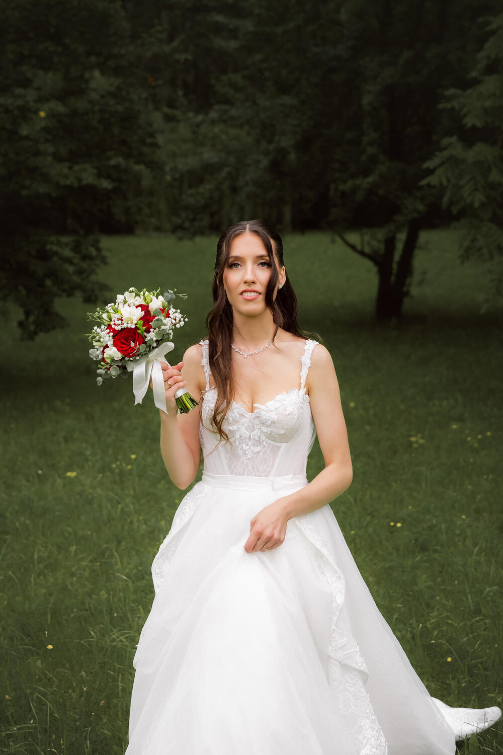 Vestuvinė fotosesija, nuotaka Jaunoji su balta suknele žvelgia į objektyvą, nuotakos portretas