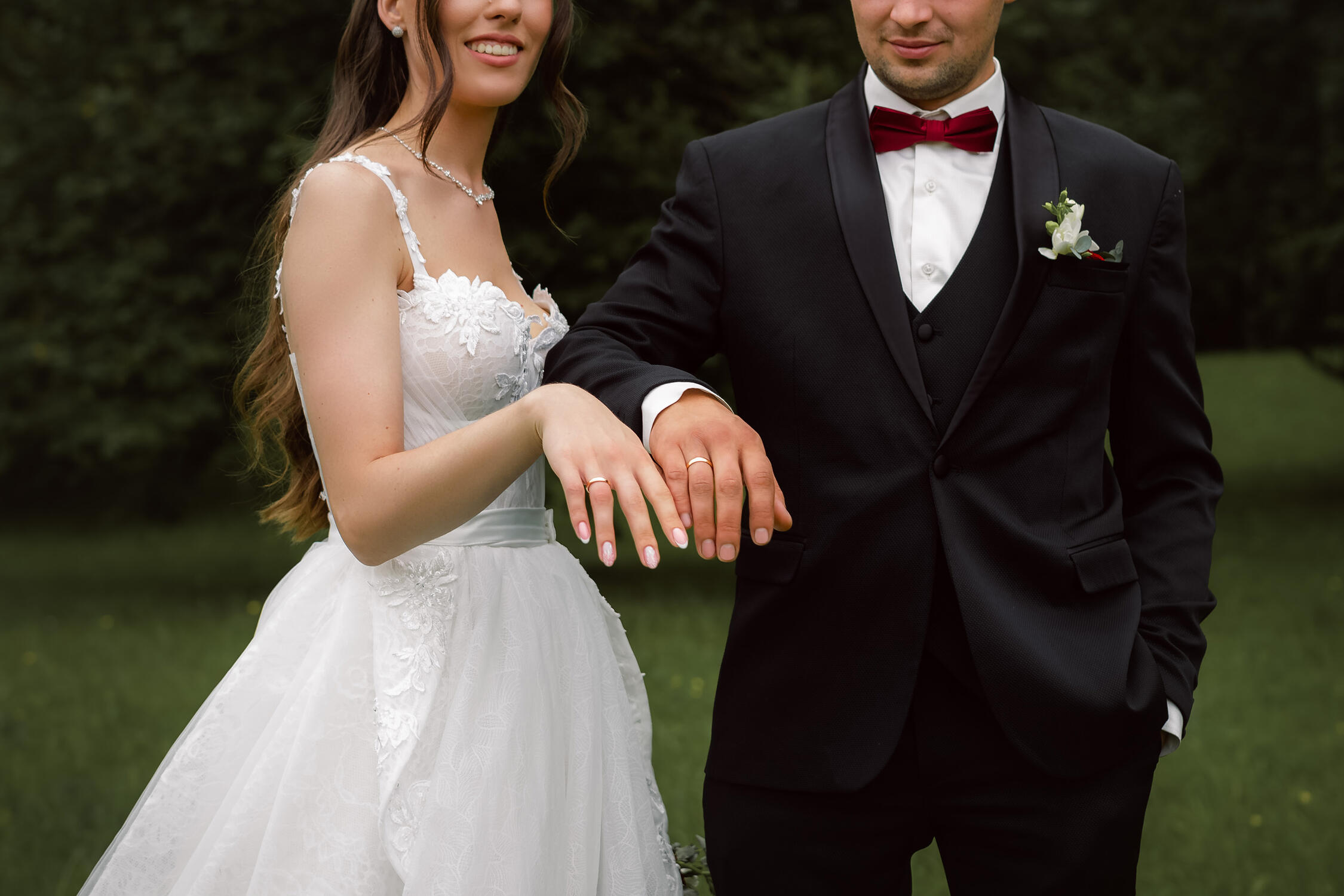 Jaunikis ir jaunoji rodo savo žiedus, vestuvinė fotosesija