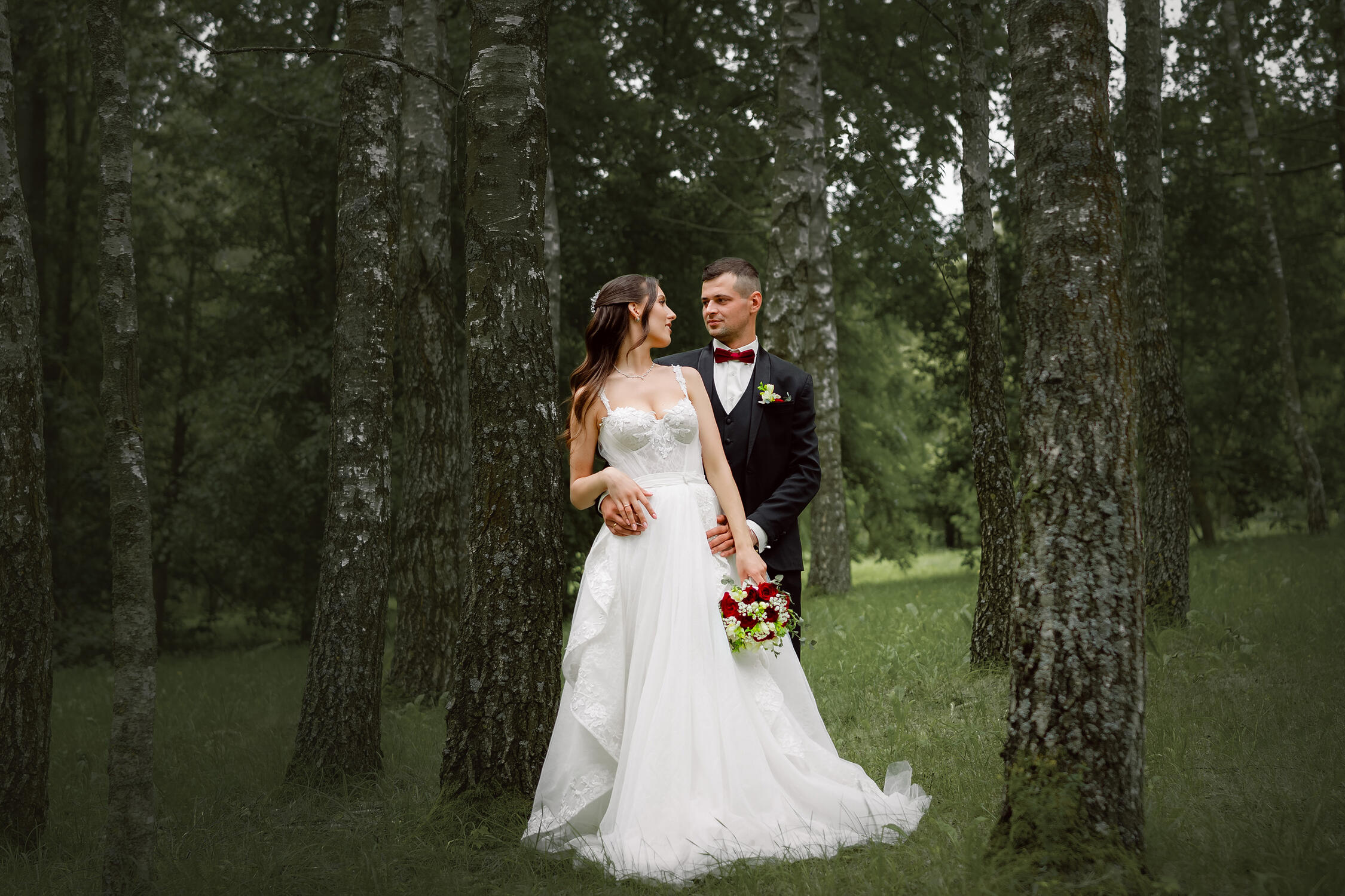 Jaunavedžiai žiūri vienas į kitą, vestuvinė fotosesija gamtoje