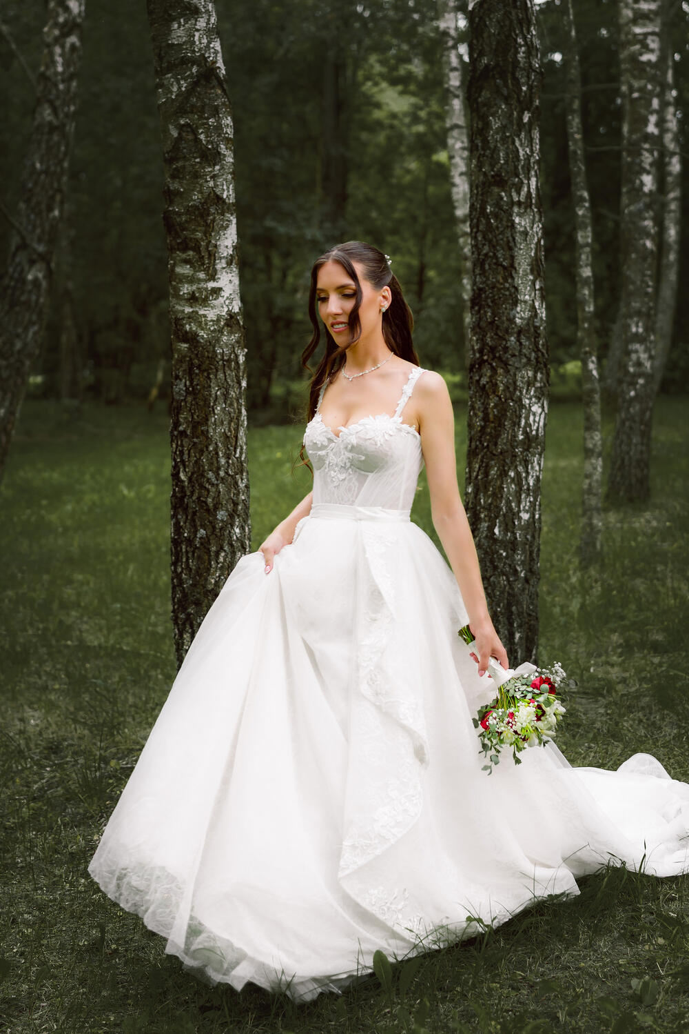 Vestuvinė fotosesija, nuotaka Laiminga nuotaka neša savo suknelę, prigauta akimirka