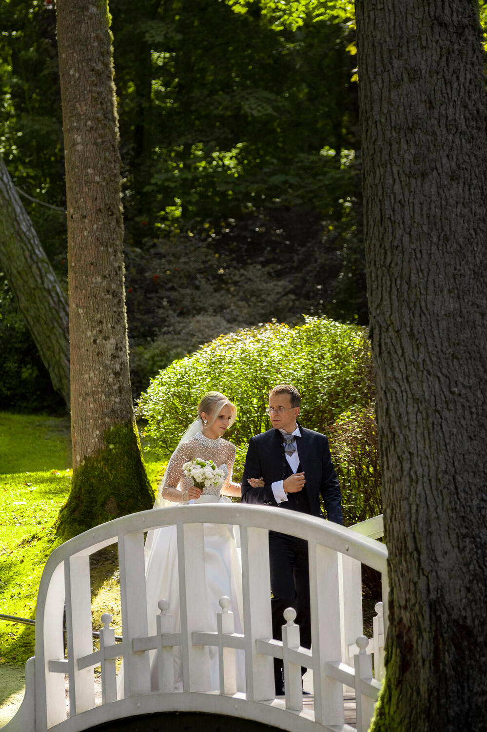 Tėvas veda dukrą prie altoriaus, vestuvių ceremonijos įamžinimas