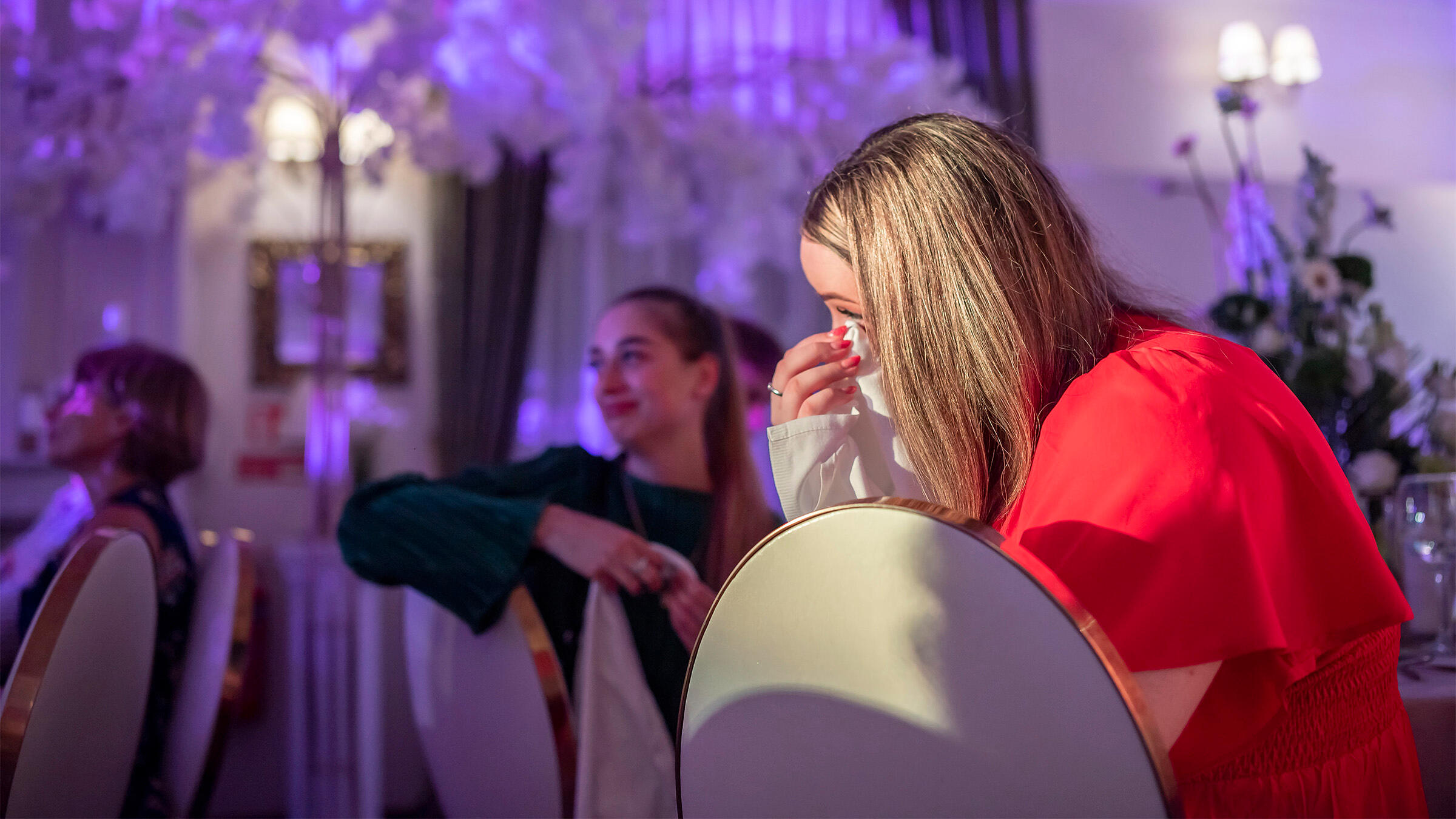 Vestuvių šventės fotografavimas, mergina su nosine šluostosi ašaras