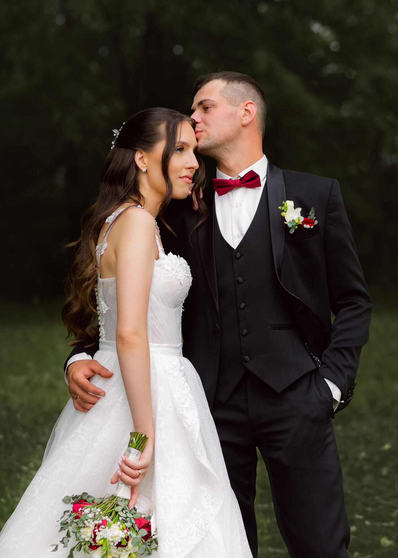 Vestuvių ceremoniją, jaunąją prie altoriaus už parankės veda tėvas, eina per tiltelį, bendras planas