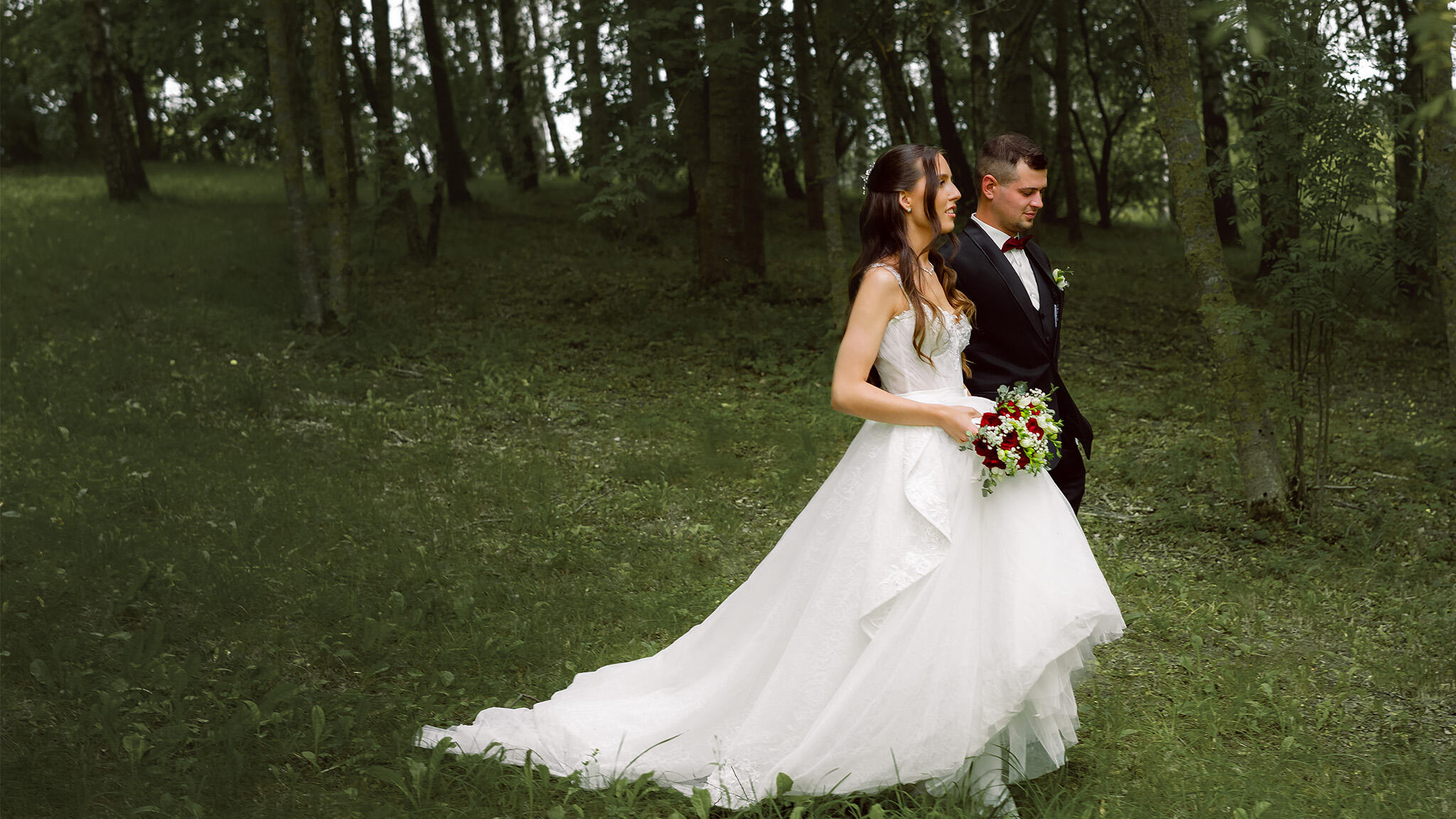Vestuvių ceremoniją, jaunąją prie altoriaus už parankės veda tėvas. Jaunoji jaudinasi, žiūri į žemę