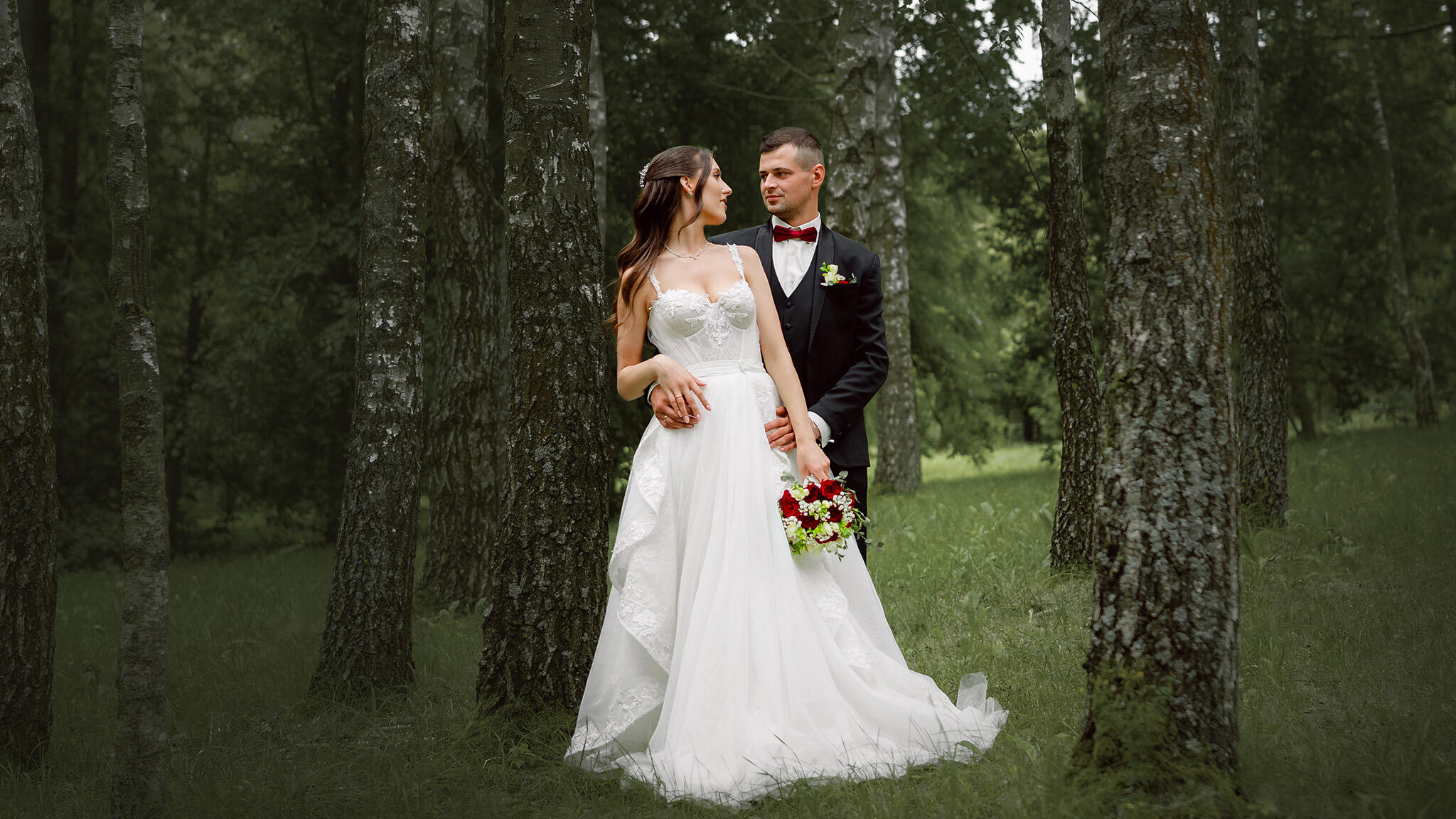 Vestuvių ceremoniją, jaunąją prie altoriaus už parankės veda tėvas. Jaunoji jaudinasi, žiūri į žemę