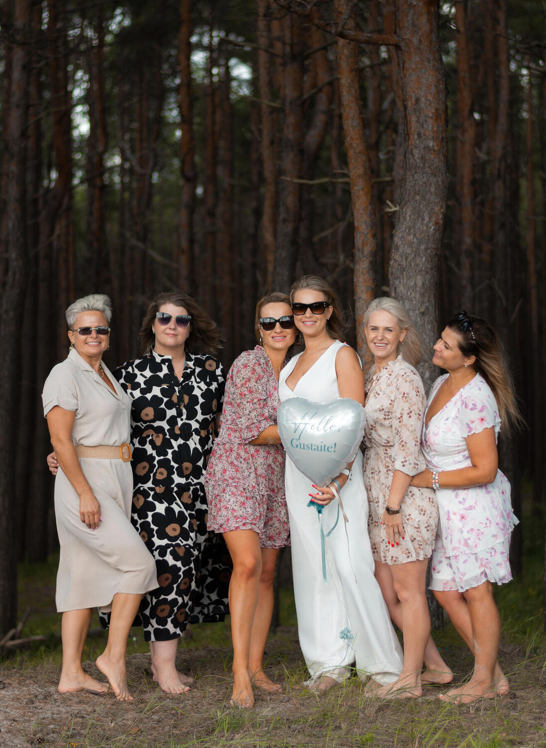 Mielos ir linksmos moterys ir draugės meiliai pozuoja mergvakario fotosesijai