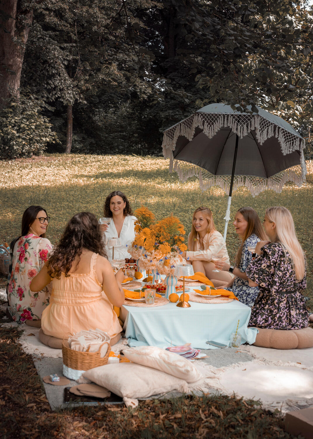 Merginos švenčią mergvakarį, pozuoja, juokiasi, žaidžia su rekvizitais