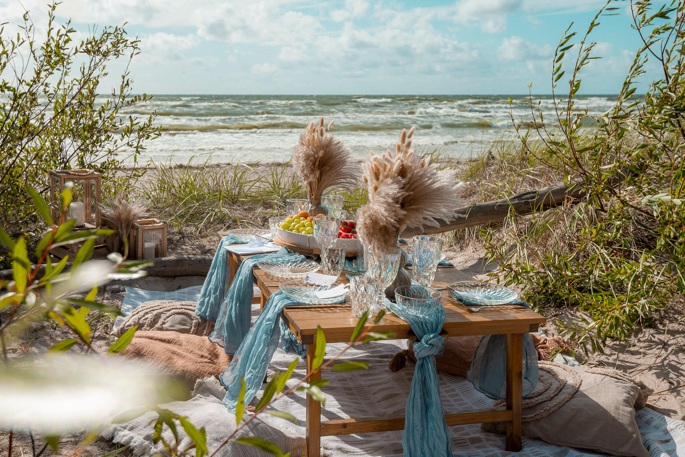 Mergvakariui papuoštas stalas