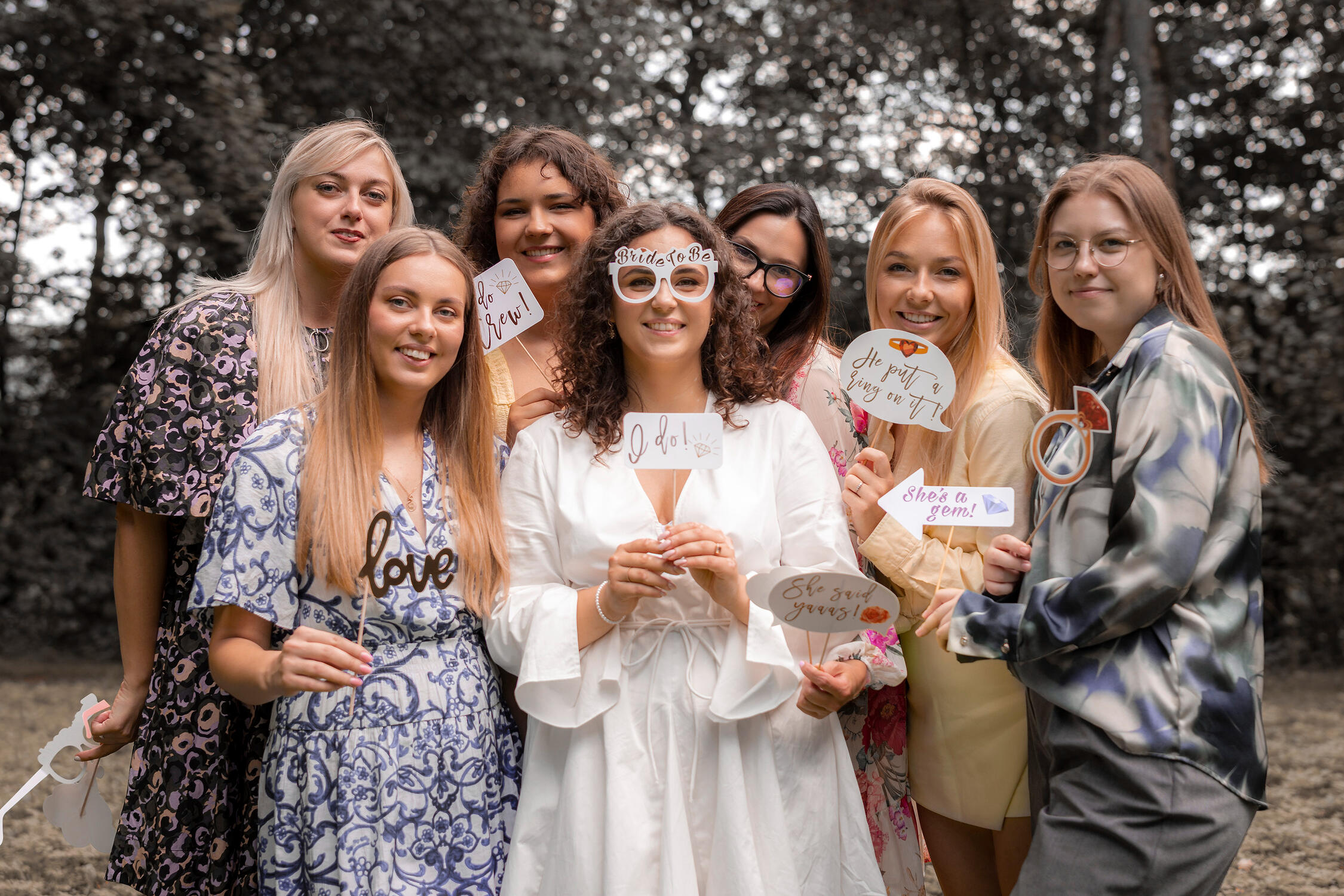 Merginos pozuoja su mergvakario rekvizitais, mergvakario fotosesija Vilniuje