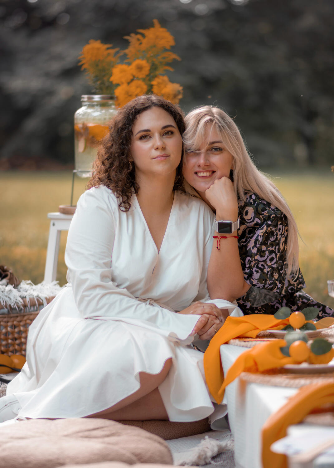 mergvakario fotosesija, merginos apsikabine pozuoja prieš kamerą