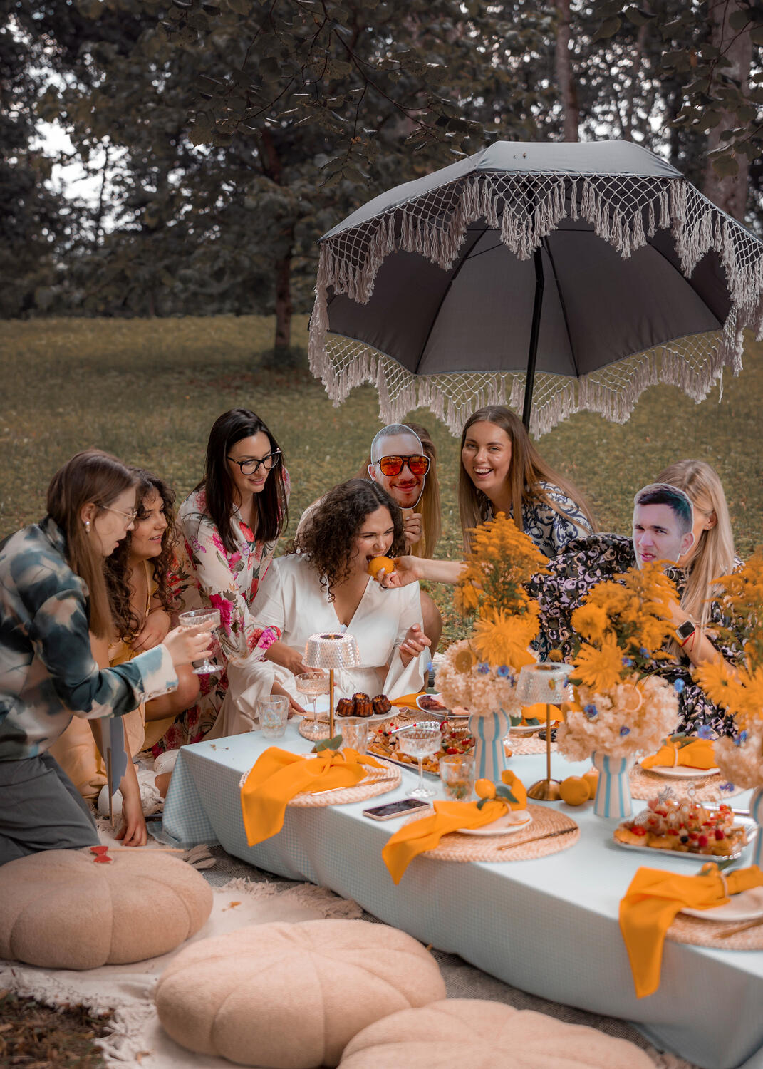 Merginos švenčią mergvakarį, pozuoja, juokiasi, žaidžia su rekvizitais