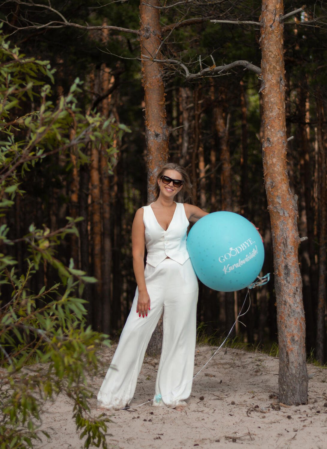 Būsima jaunoji pozuoja, mergvakario fotosesija