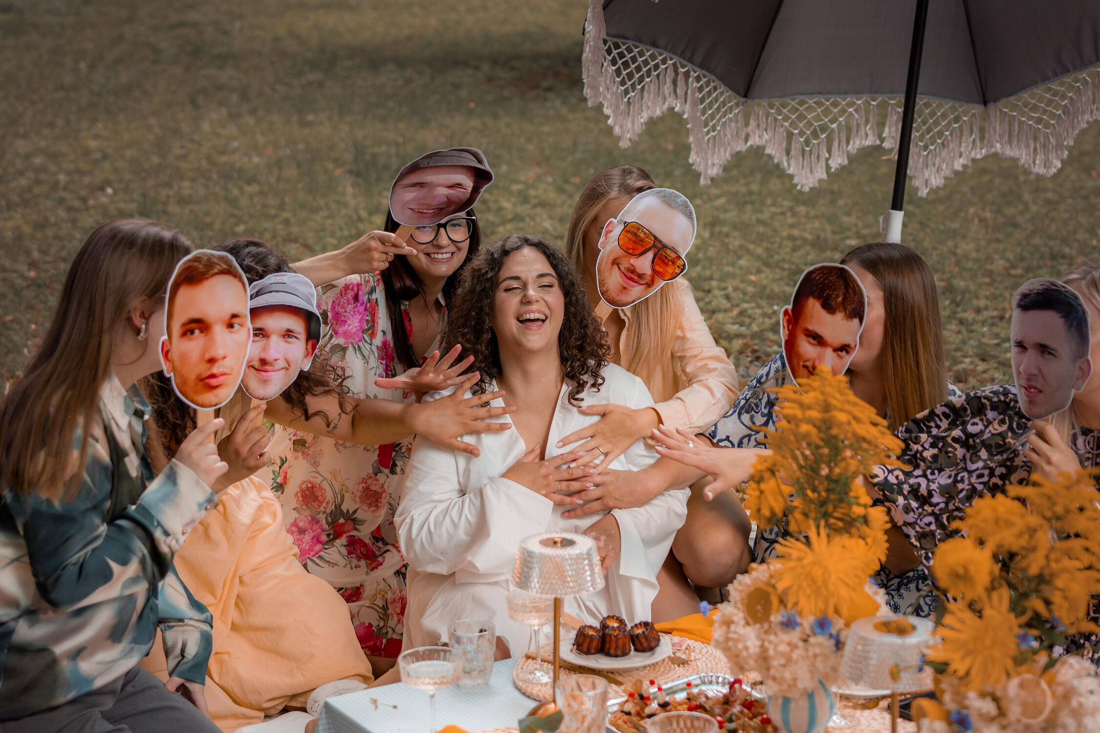 Merginos švenčią mergvakarį, pozuoja, juokiasi, žaidžia su rekvizitais