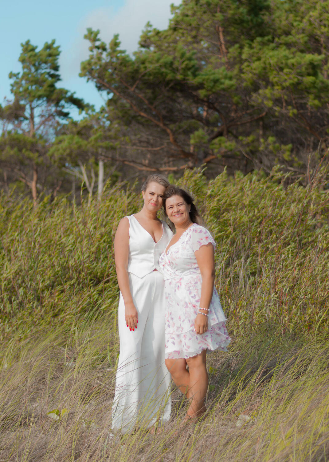 Sesės pozuoja, mergvakario fotosesija