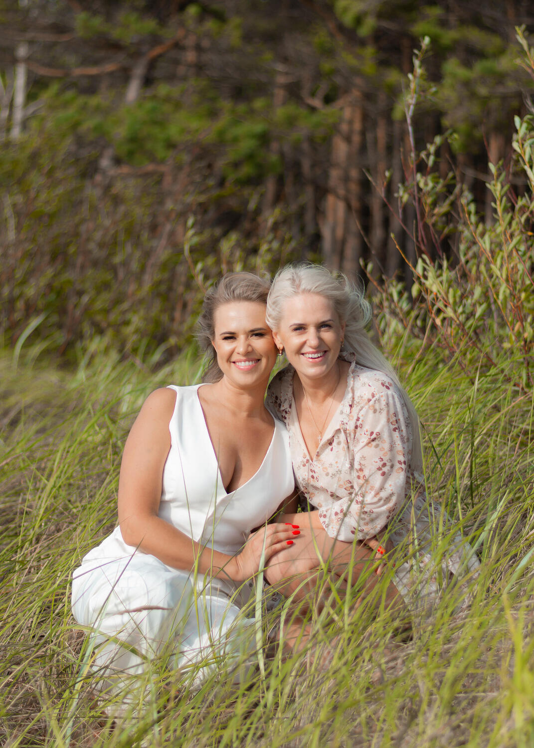 Geros draugės šypsosi į objektyvą