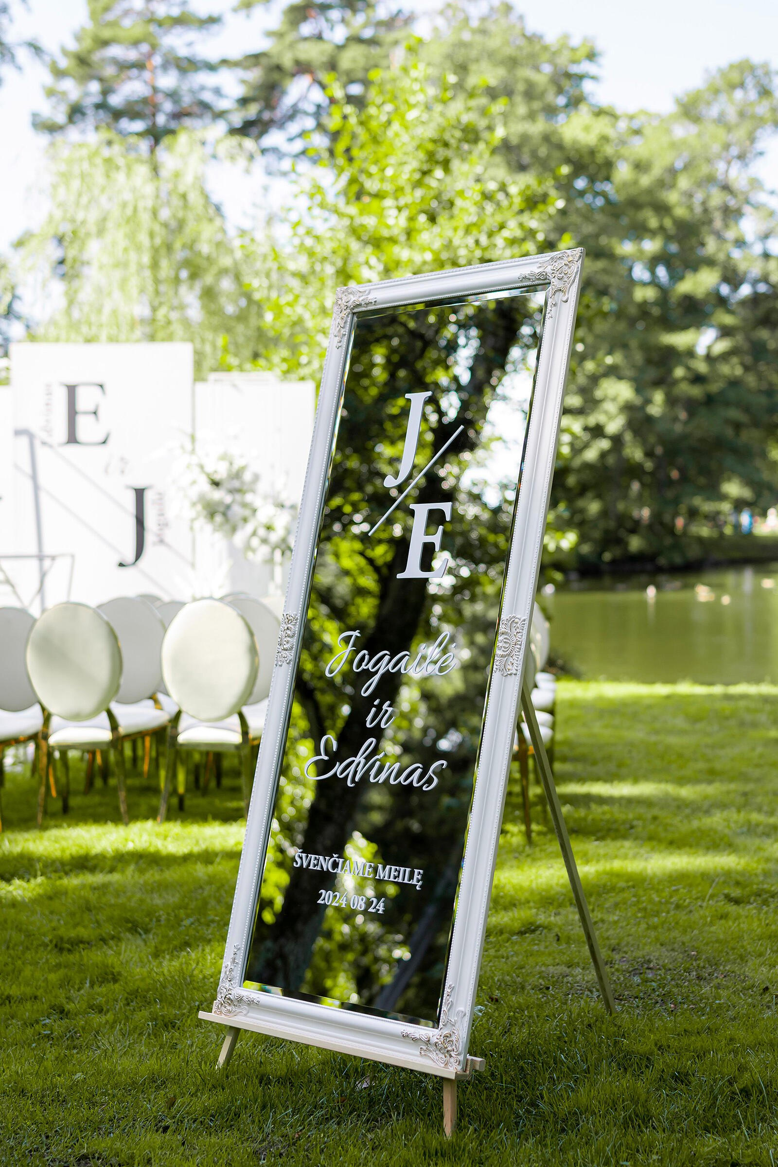 Švenčiame meilę veidrodis su vestuvių data