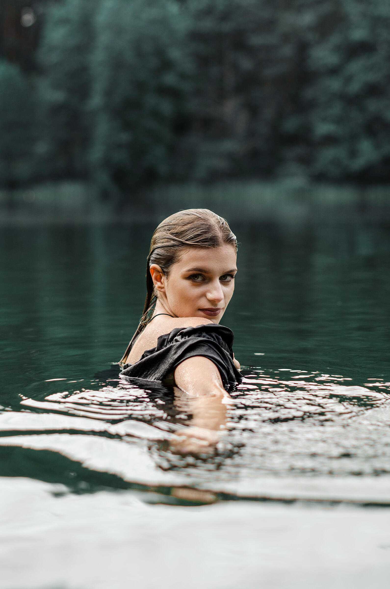 Merginos portretas vandenyje