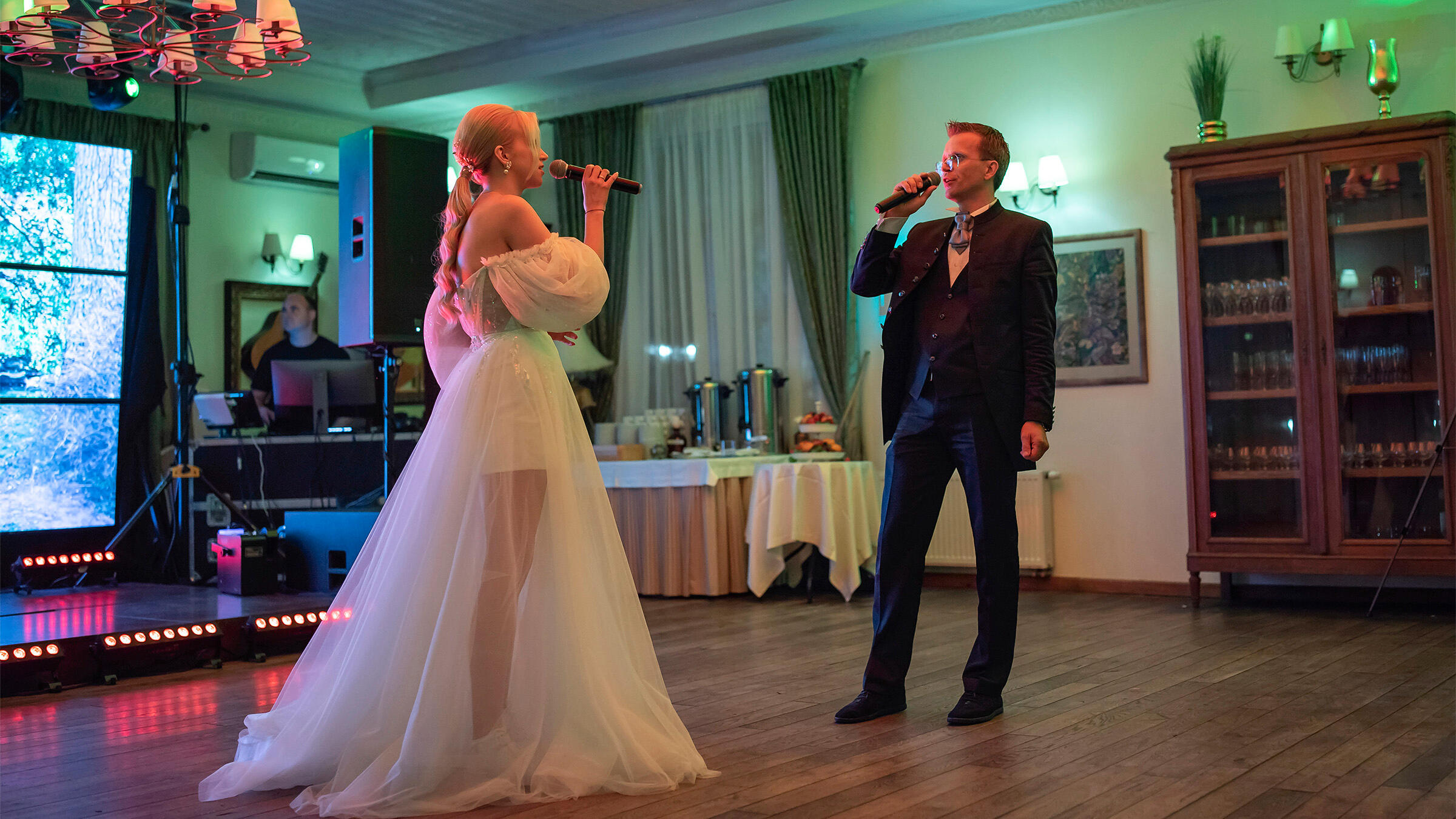 Vakarinė vestuvių dalis. Reportažinė fotografija, jaunoji ir tėvas atlieka muzikinį kūrinį